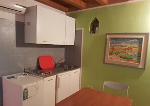 Kühlschrank, Mikrowelle, Wasserkocher mit Kaffee-/Teezubehör