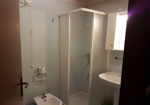 Dusche, Haartrockner, Bidet, Toilettenpapier