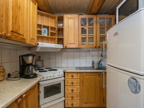 冷蔵庫、電子レンジ、調理器具と食器