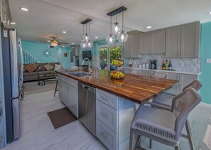 Jääkaappi, mikroaaltouuni, uuni, liesi