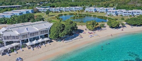 Na praia, espreguiçadeiras, toalhas de praia, bar na praia