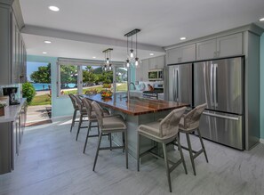 Jääkaappi, mikroaaltouuni, uuni, liesi