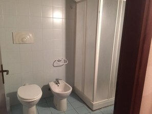 Dusche, Haartrockner, Bidet, Handtücher