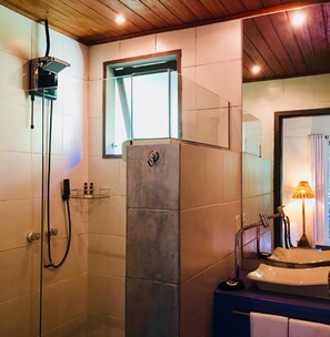 Bangalô superior | Banheiro | Chuveiro, produtos de toalete grátis, toalhas de banho