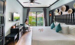Quarto casal ou duplo luxo, vista para a piscina | Área de estar | TV de tela plana
