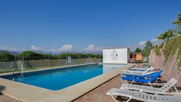 Sæsonbestemt udendørs pool, parasoller, liggestole