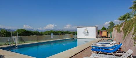 Alberca al aire libre por temporada y sombrillas en la alberca