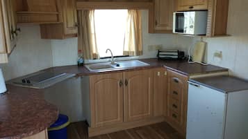 Superior bungalow, 2 slaapkamers, terras, uitzicht op bergen (Granada) | Privékeuken | Een minikoelkast, een microgolfoven, een broodrooster