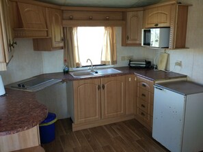 Superior Bungalow, 2 Bedrooms, Terrace, Mountain View (Granada) | Private kitchen | Mini-fridge, microwave, toaster, cookware/dishes/utensils - Camping Iznate (Iznate)