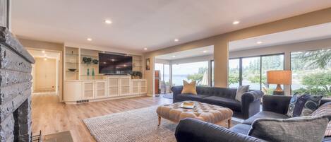 Fernseher, Bücher, Musikbibliothek, Stereoanlage