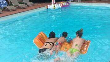 Piscine extérieure (ouverte en saison), chaises longues