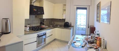 Forno, piano cottura, tostapane, pentole/stoviglie/utensili