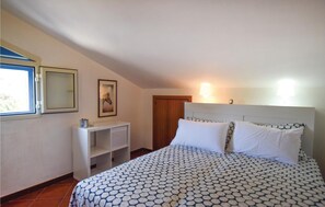 2 bedrooms, travel cot, free WiFi