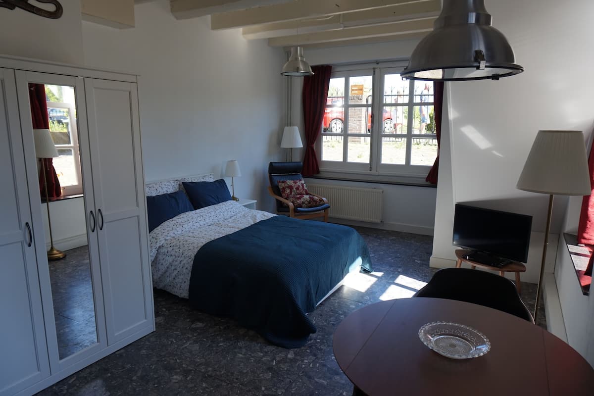 Desk, laptop workspace, cribs (free), WiFi (free)