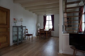 Decoración personalizada, muebles diferentes y escritorio 