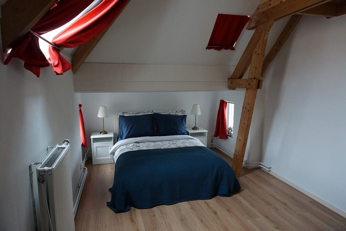 Desk, laptop workspace, cribs (free), WiFi (free)
