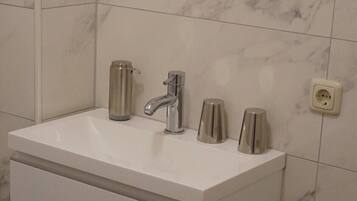 Deluxe Studio | Bathroom | Shower, free toiletries, hair dryer, towels