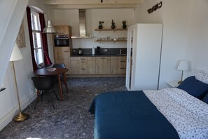 각각 다른 스타일의 인테리어, 각각 다르게 가구 비치, 책상, 노트북 작업 공간