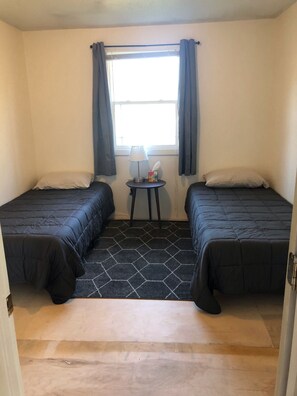 4 bedrooms, in-room safe, desk, free WiFi - Driftwood Wilderness Lodge - Kodiak Island Hunting and Fishing (Larsen Bay)