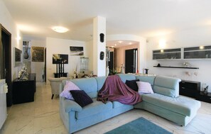 تلفزيون ذكي، مدفأة، تنس طاولة