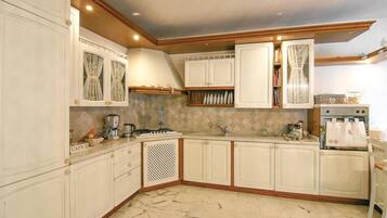 Frigorifero, piano cottura, lavastoviglie, macchina per tĂš/caffĂš