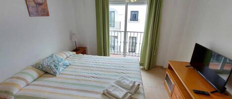 Planxa i posts de planxar, wifi i roba de llit