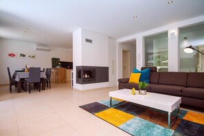 Flachbildfernseher, Kamin, Videospielkonsole, DVD-Player