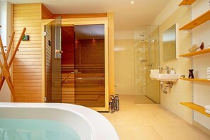 Baignoire, articles de toilette (gratuits), séchoir à cheveux