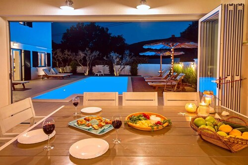 Villa Stozak, private heated pool, cinema room and sauna, 7 km from beach