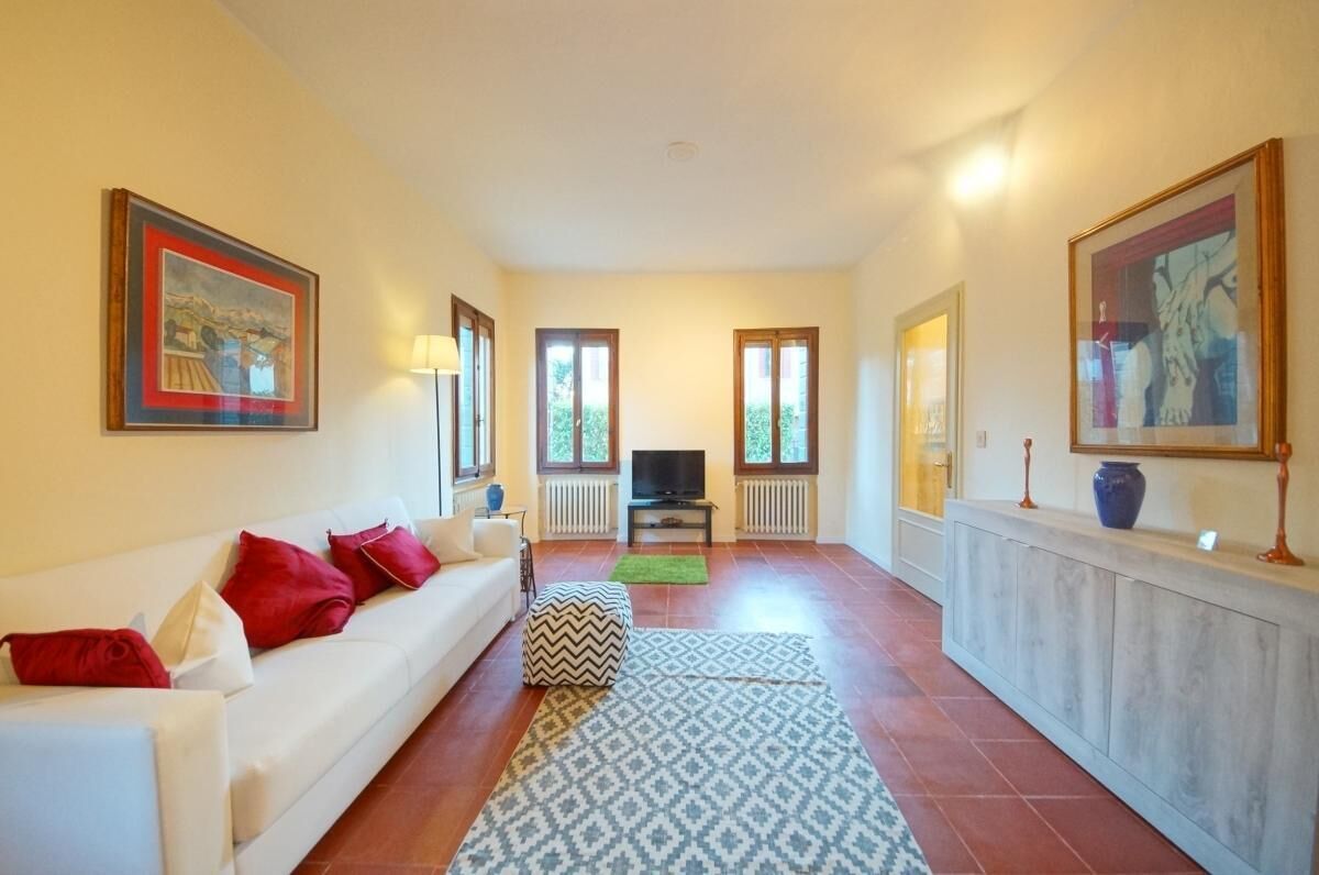 Fernseher, Kamin, Bücher