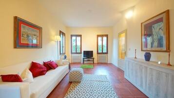 Fernseher, Kamin, Bücher