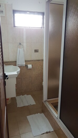 Dusche, Handtücher, Seife, Shampoo