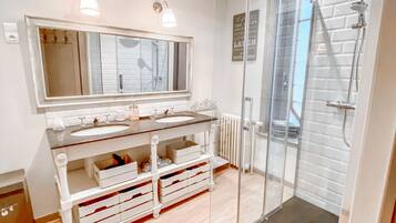 Suihku, hiustenkuivaaja, pyyhkeet