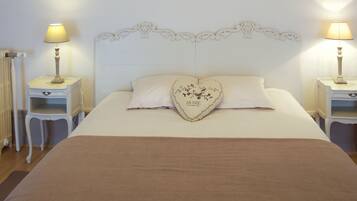 2 bedrooms, desk, iron/ironing board, WiFi (free)