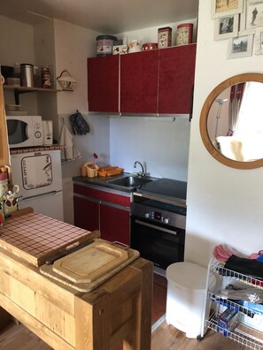 Mikrowelle, Ofen, Wasserkocher mit Kaffee-/Teezubehör, Toaster