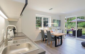 ثلاجة، موقد طهي مسطح، غسالة أطباق، ماكينة لصنع القهوة/الشاي