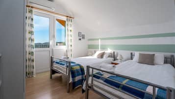 4 habitaciones, tabla de planchar con plancha, wifi y ropa de cama