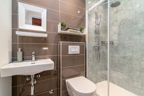 Baignoire, sèche-cheveux, serviettes fournies