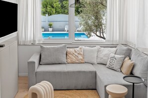 Televisión, chimenea, consola de videojuegos y estéreo