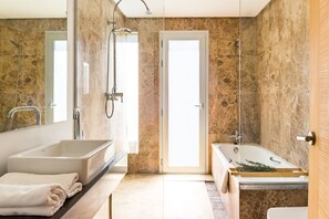 Baignoire, sèche-cheveux, serviettes fournies