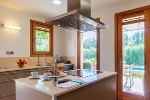 Jääkaappi, mikroaaltouuni, uuni, astianpesukone