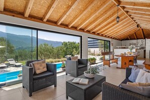 Televisión, chimenea, videojuegos y futbolito 