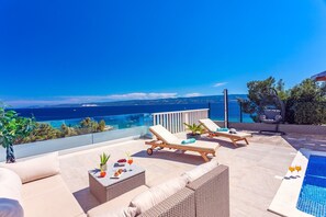 Terrace/patio - Villa Matan with a private 28m2 pool, billiards,  table tennis, darts, PS5, only 250m from the sandy beaches (Omis)