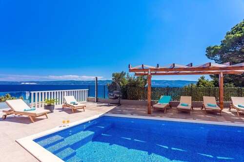 Villa Matan with a private 28m2 pool, billiards, table tennis, darts, PS5, only 250m from the sandy beaches