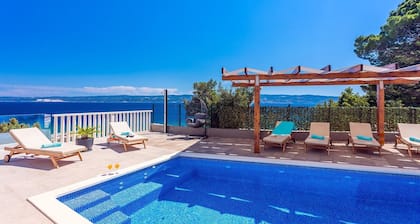 Villa Matan with a private 28m2 pool, billiards, table tennis, darts, PS5, only 250m from the sandy beaches