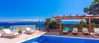 Villa Matan with a private 28m2 pool, billiards, table tennis, darts, PS5, only 250m from the sandy beaches