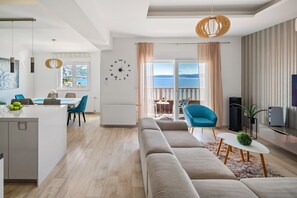 TV, video games, DVD player, ping pong - Villa Matan with a private 28m2 pool, billiards, table tennis, darts, PS5, only 250m from the sandy beaches (Omis)