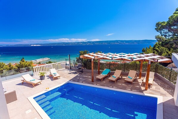 Pool - Villa Matan with a private 28m2 pool, billiards, table tennis, darts, PS5, only 250m from the sandy beaches (Omis)
