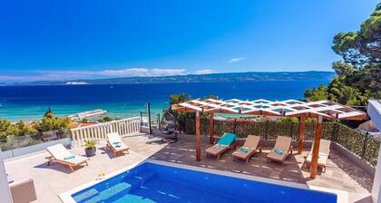 Villa Matan with a private 28m2 pool, billiards, table tennis, darts, PS5, only 250m from the sandy beaches