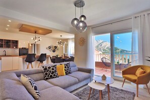 TV, video games, DVD player, ping pong - Villa Matan with a private 28m2 pool, billiards,  table tennis, darts, PS5, only 250m from the sandy beaches (Omis)